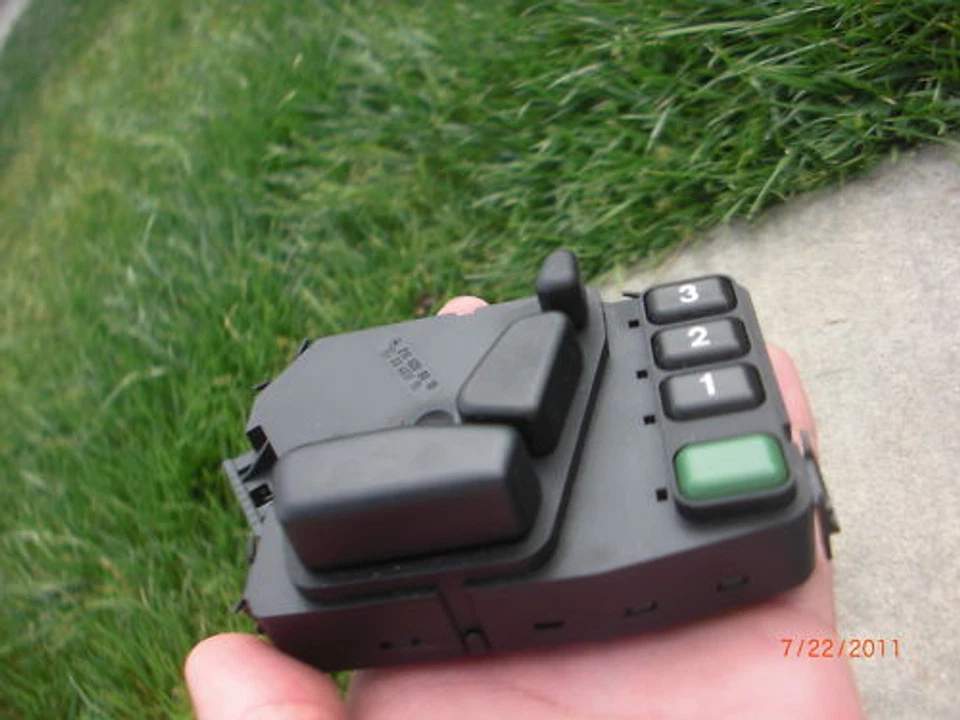 梅赛德斯-奔驰 W210 座椅开关 E320 E420 E430 E55 E300 E240 E220 E260 E280 E230 — 第 4/4 张图片