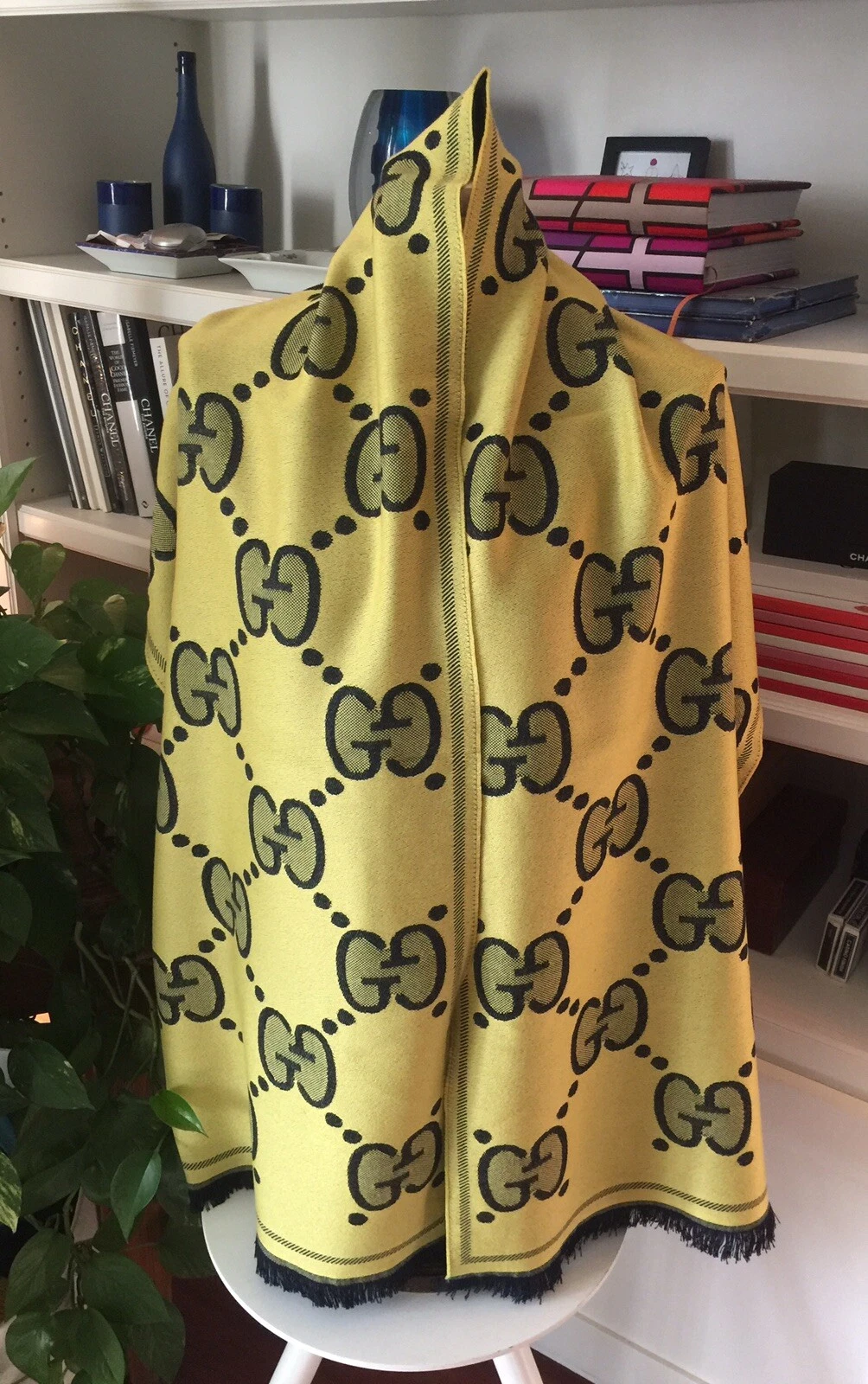 Foulard neuf en laine jaune et bleue Gucci