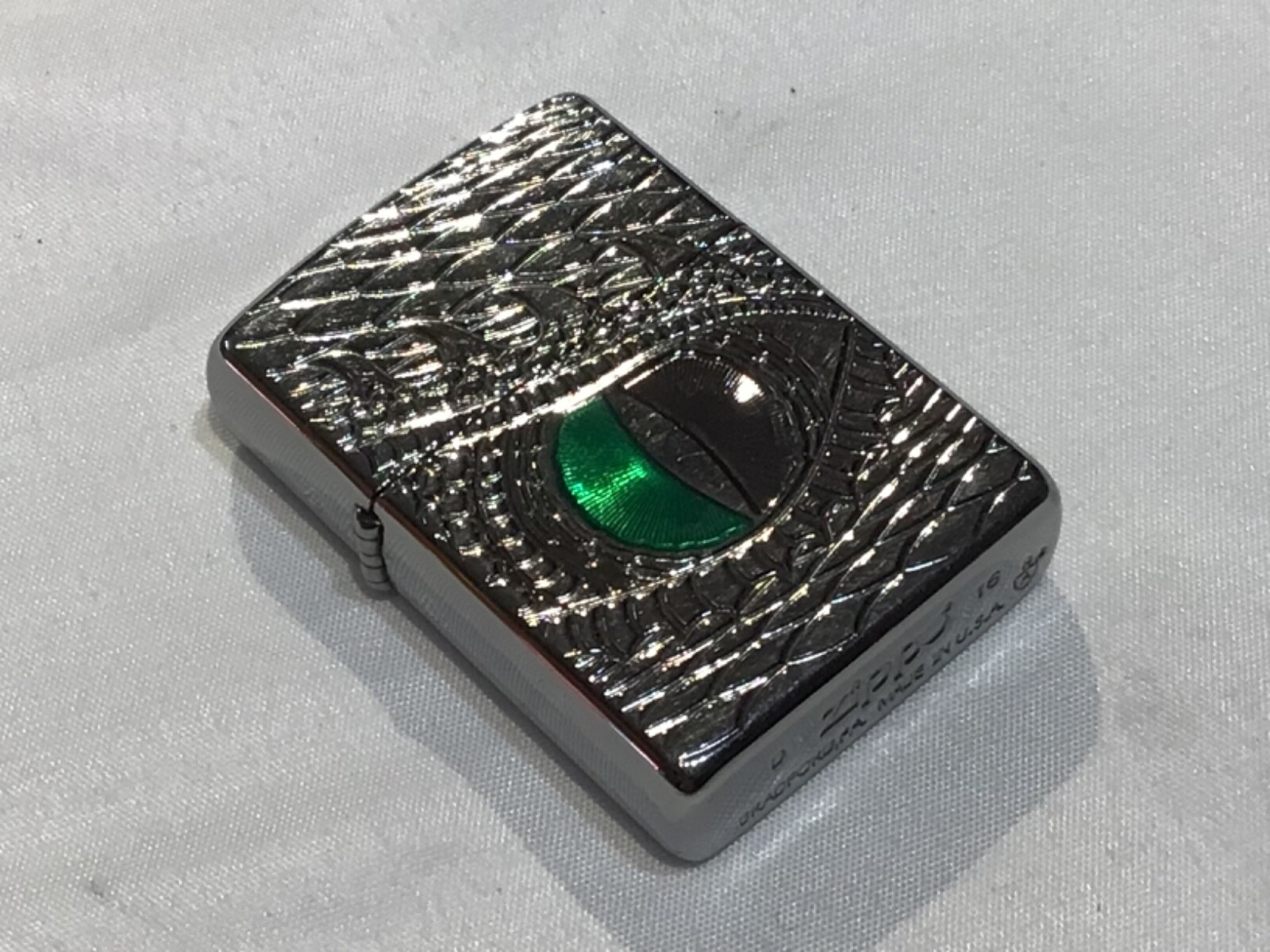 Vintage 2016 ZIPPO DRAGON EYE Cigarette LIGHTER Chrome w/ Green Eye MADE IN USA