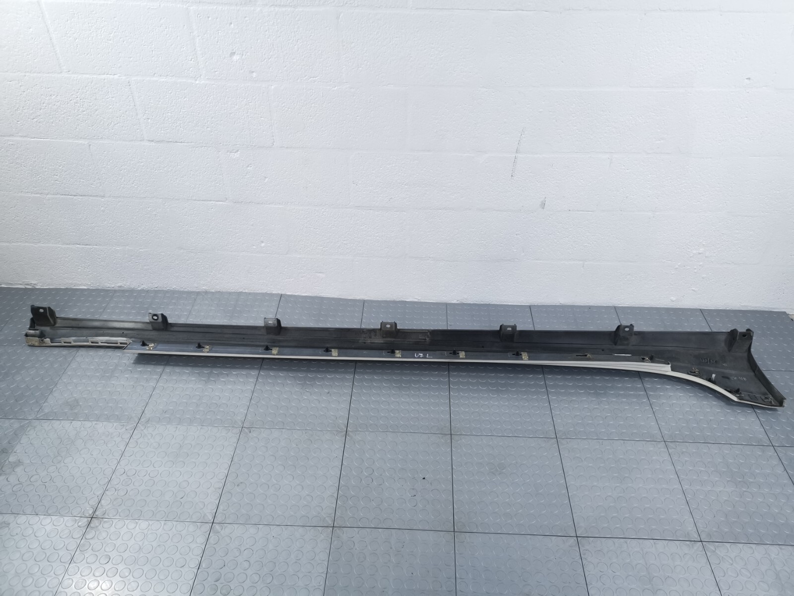 14-19 MASERATI QUATTROPORTE S Q4 LEFT DRIVER SIDE SKIRT WHITE MOLDING