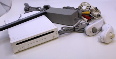Nintendo Wii Konsole mit Kabeln Nunchuks und Sensorleiste
