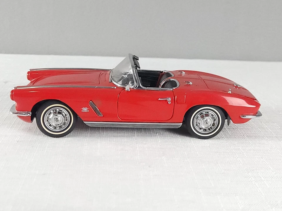 Chevrolet Corvette 1962 convertible - Danbury como nuevo coche diecast 1:24 rojo con techo Foto 3 de 4