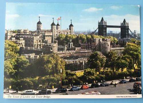 Postcard  The Tower Of London and Tower Bridge  John Hinde  Unposted - Afbeelding 1 van 2