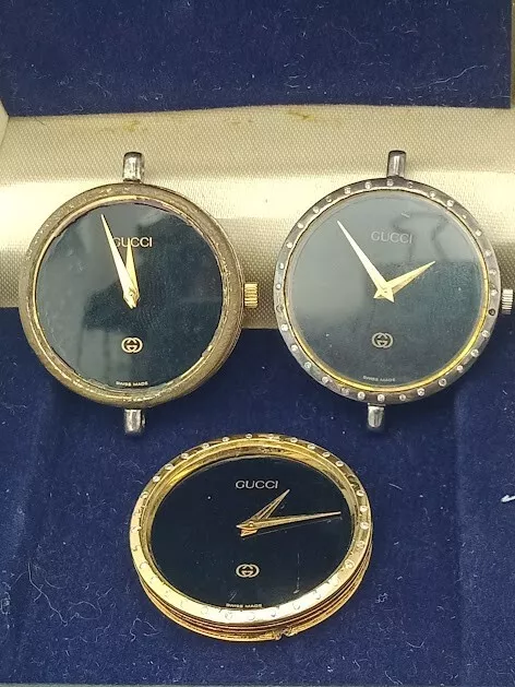 3 montres Gucci Stack cadrans noirs avec pièces lunette diamantée