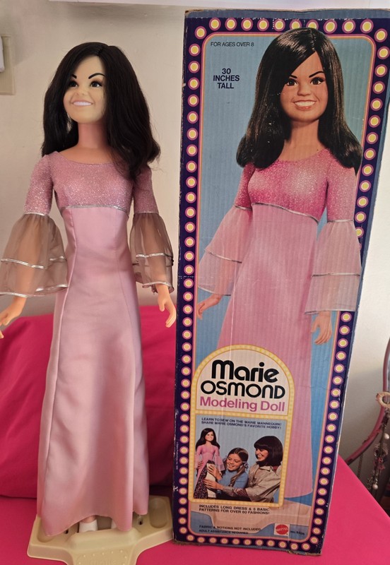 1976 MARIE OSMOND MODELING DOLL MATTEL W/STAND, POSTER, + PATTERNS