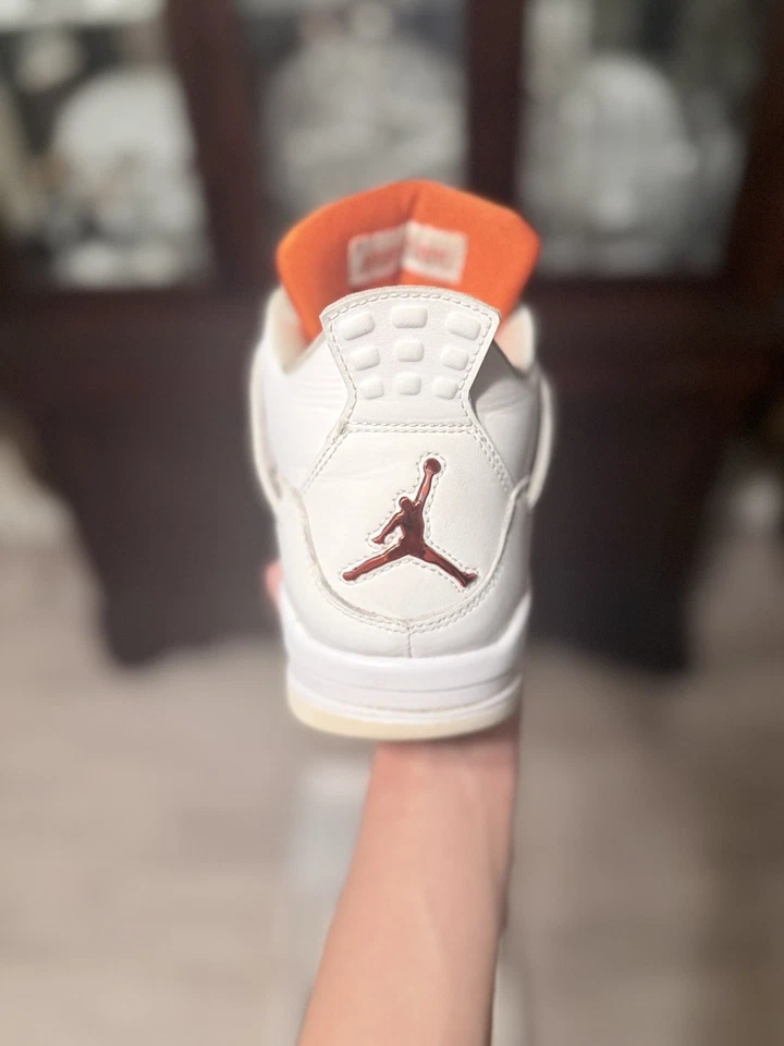 Talla 10.5 - Air Jordan 4 Retro Naranja Metálico Foto 3 de 4