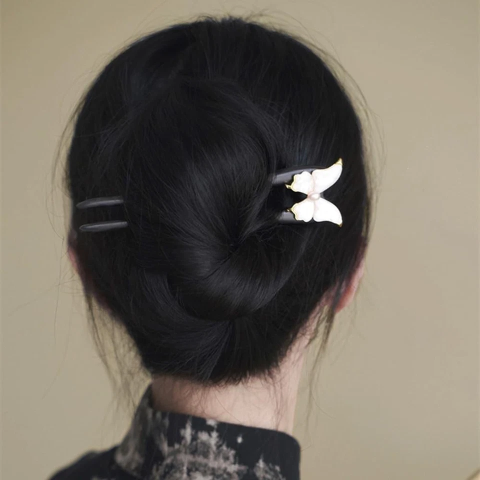 Pin de pelo de madera hecho a mano - Tenedor de pelo en forma de U con mariposa natural... Foto 4 de 4