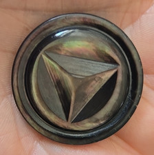 ancien Bouton nacre  attache petit cube 4 trous  30 mm travaillé