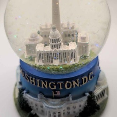 Vintage Washington D.C. Landmark Snow Globe