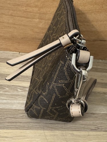 Bolso de muñeca con logotipo de firma CALVIN KLEIN cremallera marrón oscuro bolsillo exterior NUEVO - Imagen 3 de 4