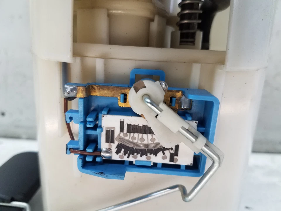 2004-2006 Hyundai Elantra 2.0L Fuel Pump Assembly 31110-2D531 (M137) - Image 4 of 4