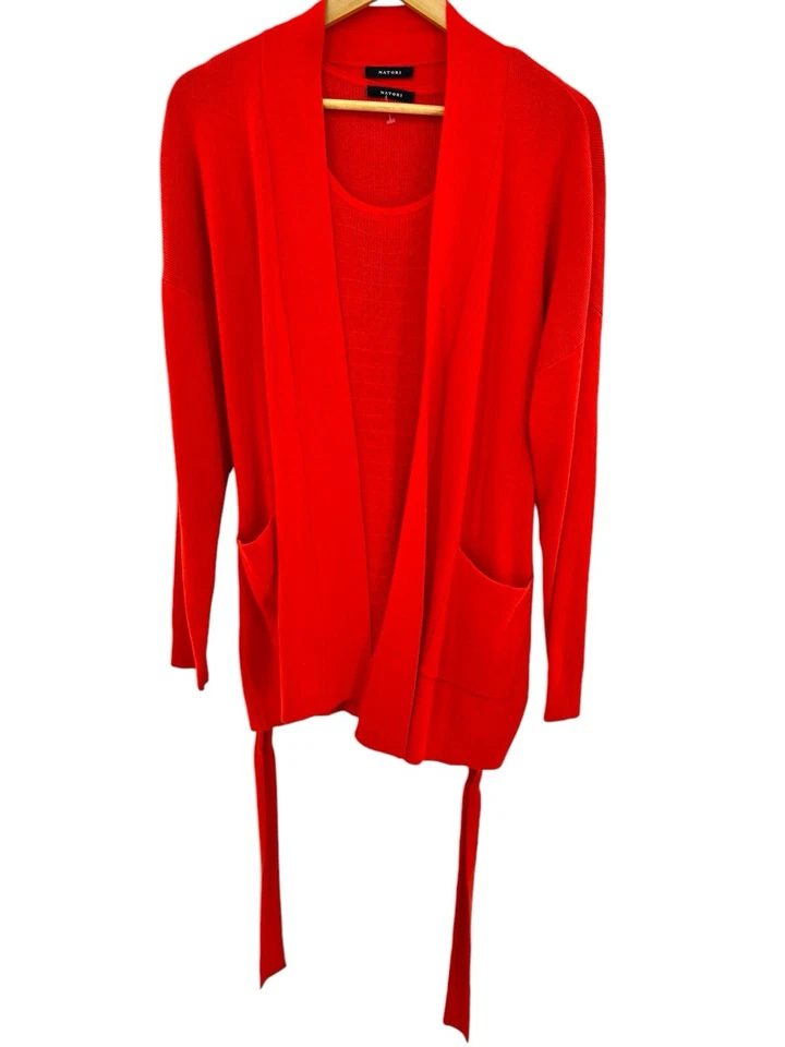 Cárdigan drapeado tejido con cinturón rojo Natori suéter conjunto sin mangas talla mediana bolsillos Foto 2 de 4