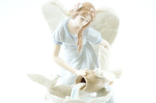 European Porcelain Figurine - Picture 3 of 3