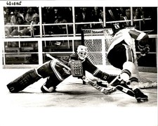 LG994 1978 Orig Regene Radniecke Photo MOUNDS VIEW GOALIE vs GRAND RAPIDS HOCKEY
