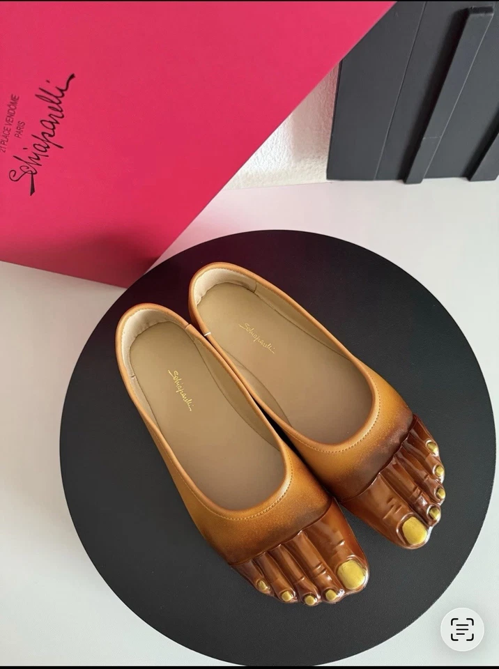 Bailarina de pie moldeada inspirada en Schiaparelli  Foto 3 de 4