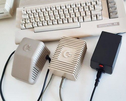Zasilacz Commodore 64 - zasilacz C64, (wtyczka UK 230VAC), czarny, LED, przełącznik zasilania - Zdjęcie 5 z 11
