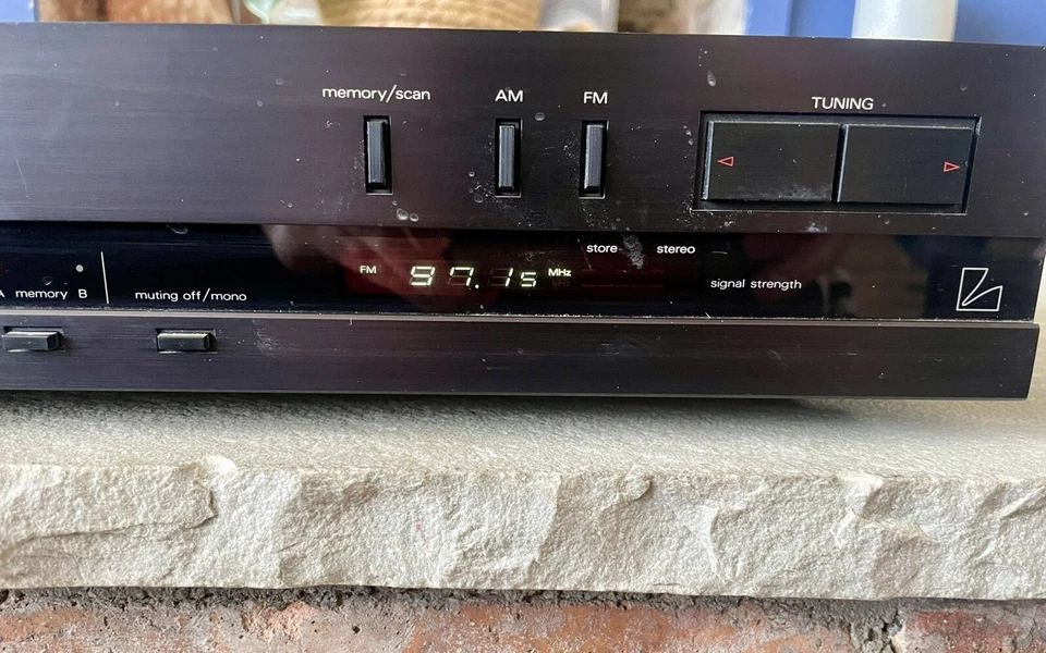 Sintonizador AM/FM sintetizado digitalmente Luxman T-105 de colección de los años 80 GWO Foto 4 de 4