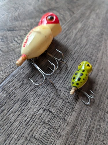 Lot of 2 Vintage Fred Arbogast HULA POPPERS Fishing Lures & Color Pocket Catalog - Picture 6 of 11