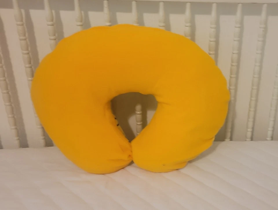 Capa de travesseiro Boppy feita com Mickey Mouse com lã dourada  - Imagem 3 de 3