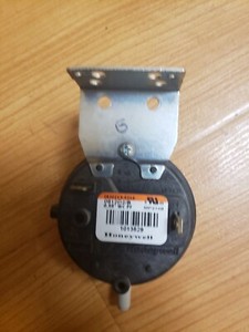 USED HONEYWELL IS20213-5216/1013529 VENT PRESSURE SWITCH 0.59" FREE SHIPPING 