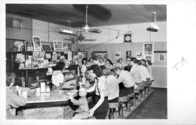 The ''Babes'' Roy's Cafe, Amboy, California 1950s OLD PHOTO
