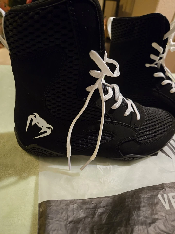 Novo boxe de luta livre Venum EUA Sapatos masculinos tamanho 8 femininos tamanho 9,5 preto/branco  - Imagem 4 de 4