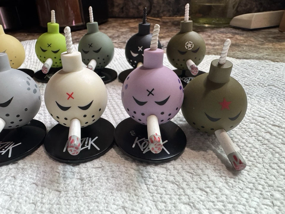 Frank Kozik Toy2R Bomb Party Fun Pack WTF Mini Bombas No Letales Conjunto de Figuras de Vinilo Foto 3 de 4