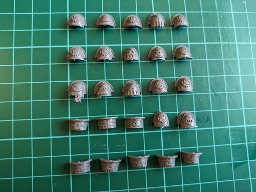 25 World Eaters Khorne Berzerkers Shoulder Pads (bits)