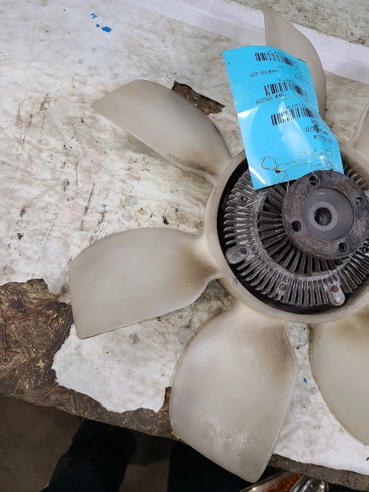 Radiador de hoja de ventilador compatible con 98-02 ISUZU TROOPER 646734 Foto 2 de 4