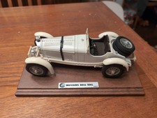 Burago Bburago 1/18 Scale Mercedes Benz SSKL 1931 White Diecast Wood Stand
