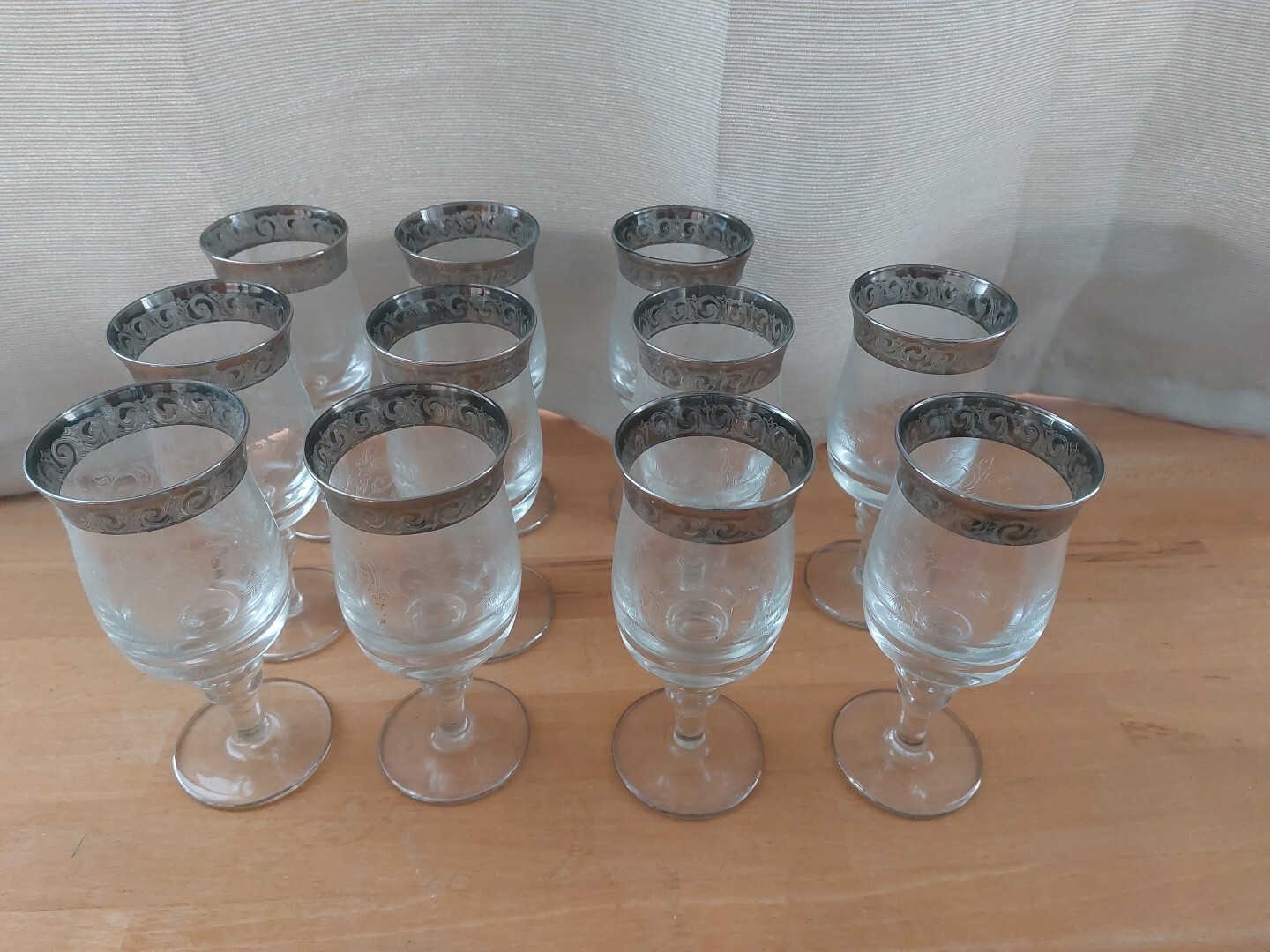 Schön verzierte Weingläser Mit Silberrand