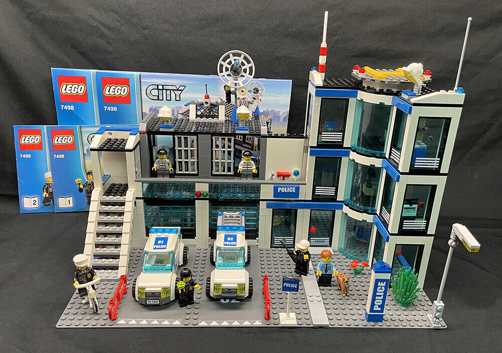 LEGO 7498 Police Station w/ Jail, 2 Cars 6 MiniFigures instruction 100% Complete