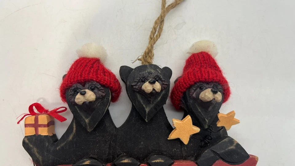 OSO NEGRO Madera ORNAMENTO “Santa Claus Is Coming Town” Sombreros Estrellas 6” Alto Foto 3 de 3