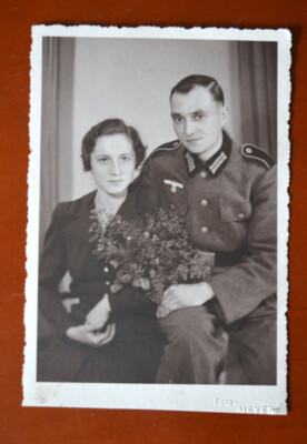 Foto AK 2.wk Foto Portrait Soldat in Uniform mit Frau