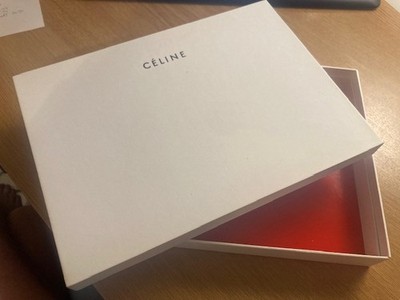 Celine - Karton Box Original 25,5 x 19 x 5,5 cm hoch - Weiß/ innen Rot