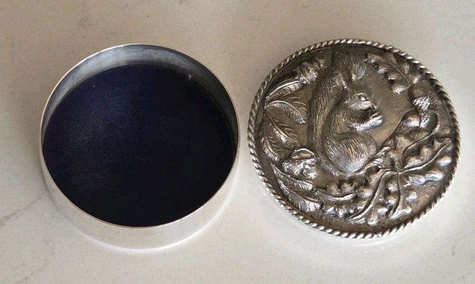 Винтажная клейменная серебряная таблеточная коробка с изображением белки с желудевыми листьями - Изображение 2 из 4