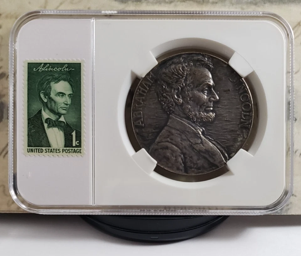 Abraham Lincoln 2 Piece Medal and Cent Set with Vintage US Stamps - Nice! S1 - Image 2 of 4