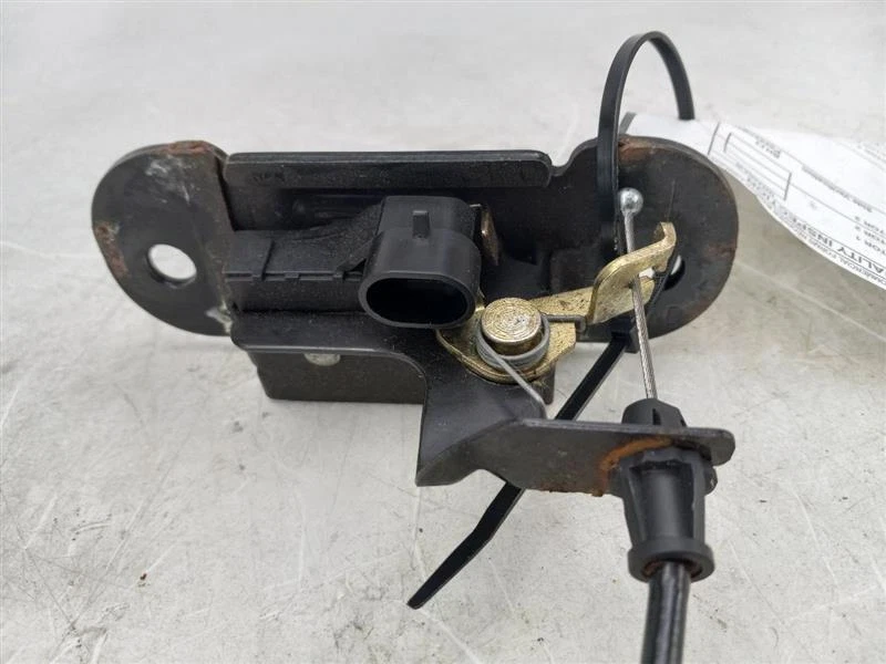 TAILGATE LATCH fits GMC YUKON 2001- 2005 - Image 3 of 4