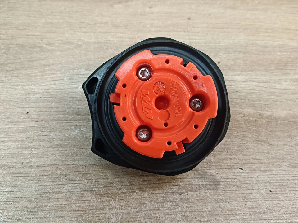 UN BOUCHON DE RESERVOIR D ESSENCE 78007008044 MOTO KTM 250 EXCF EXC-F 2009 4T - Photo 3/3
