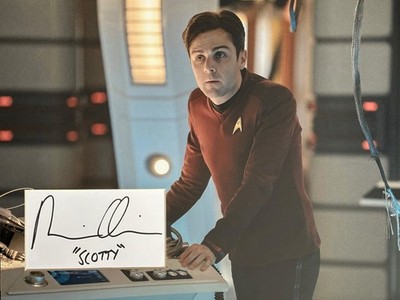Martin Quinn Star Trek Strange New Worlds 16 x 12 signierte Karte
