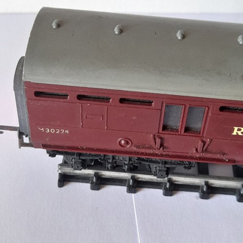 Royal Mail Coach M30224 OO Gauge R.23 Tri-angWith Working Posts Collection Doors - Picture 3 of 17