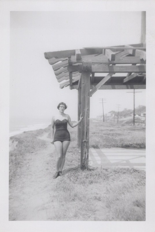 PRETTY WOMAN IN BATHING SUITS ON BEACH VINTAGE AMATEUR FOUND 3x4 PHOTO 1940's #g