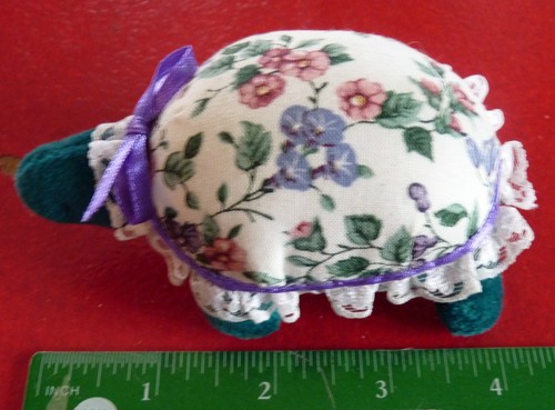 *Collectible Lovely Stylized Needle & Pin Holder ! Pelotte Épingles & Aiguilles