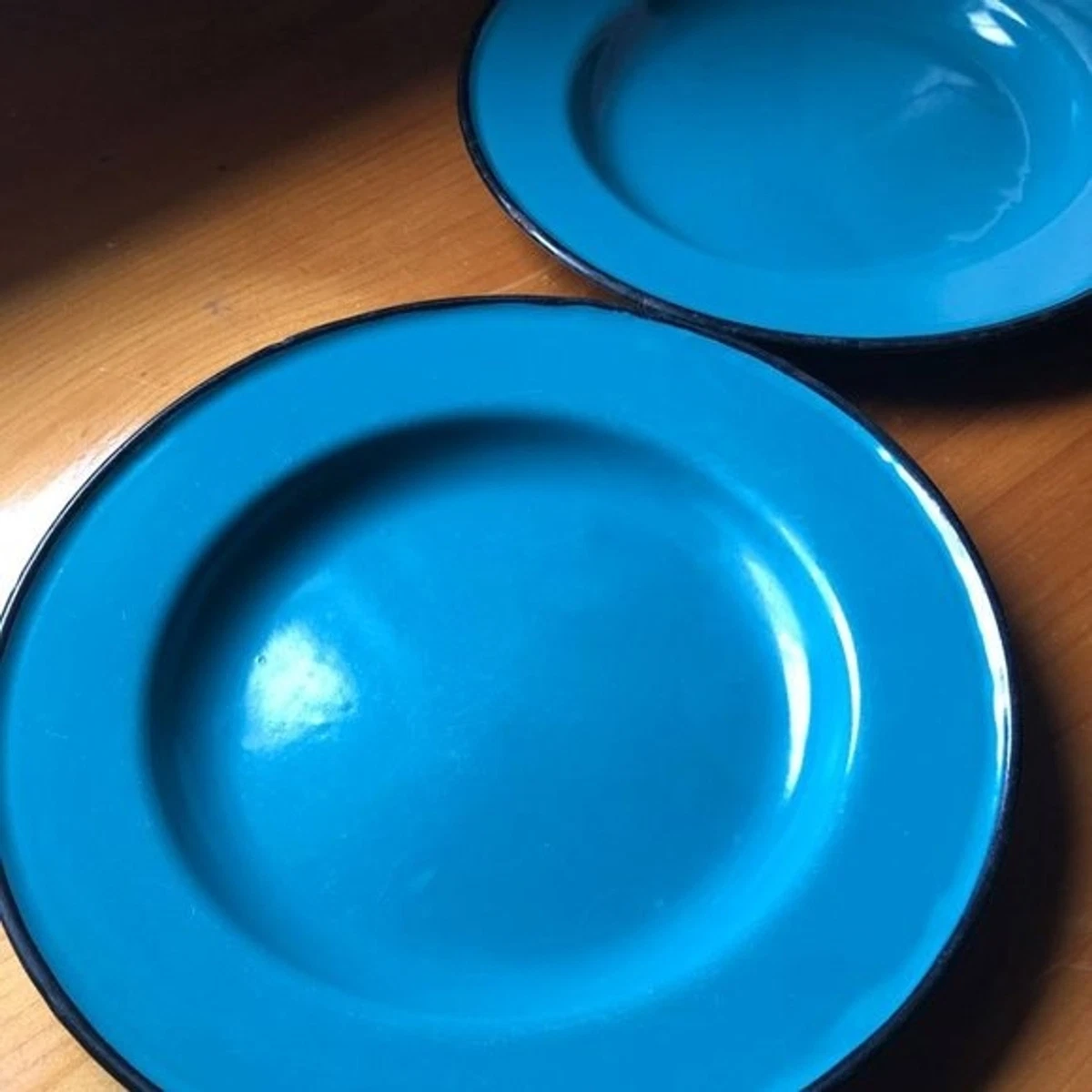 Enamel plates on a turquoise surface – License image – 12977382