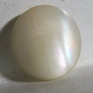 VINTAGE E/MID 20TH CENTURY WHITE SMOOTH TOP CATS EYE GLASS MOONGLOW BUTTON