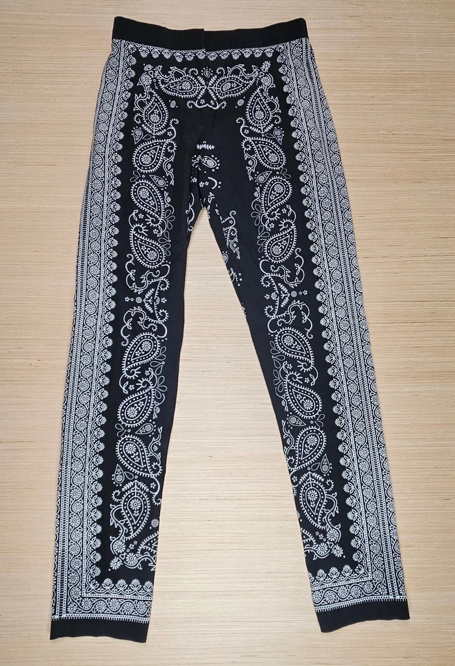 Calça feminina DKNY tamanho 0 preta paisley 92% seda 2 bolsos 26x30" costura interna bandana - Imagem 2 de 4