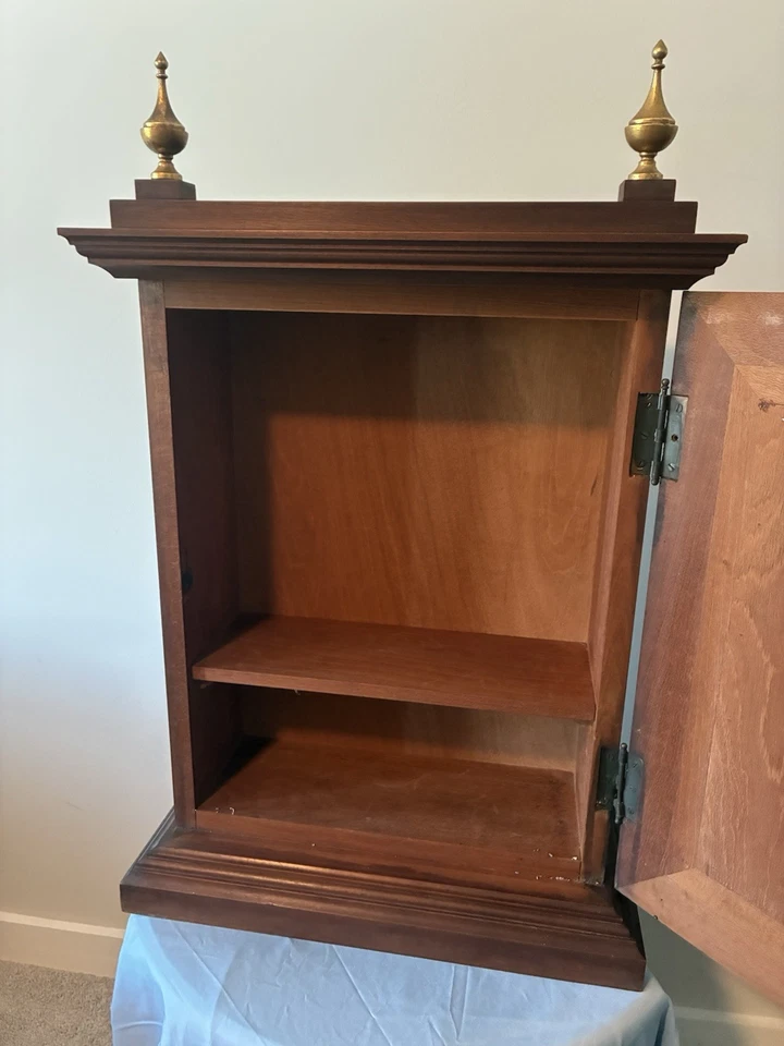 Mueble de pared vintage de caoba con remates y puerta de pintura de frutas de naturaleza muerta Foto 2 de 4