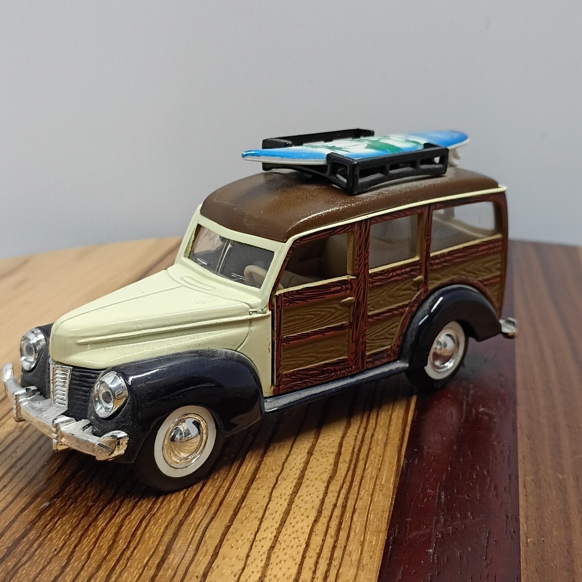 スティービーヴィンテージ 1940 Ford Deluxe Woody Wagon Diecast Model Car w/ Surfboard - SS