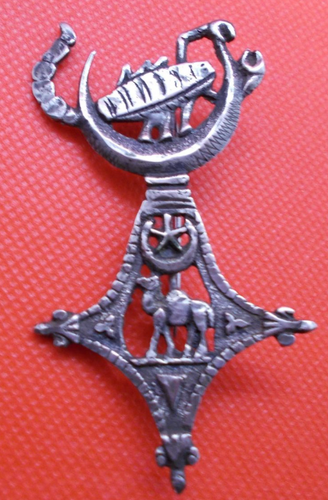 Croix Ancienne En Argent Massif Avec Poinçon Crabe Et Marcassites - 1.15g, 2.7x2.2 Cm