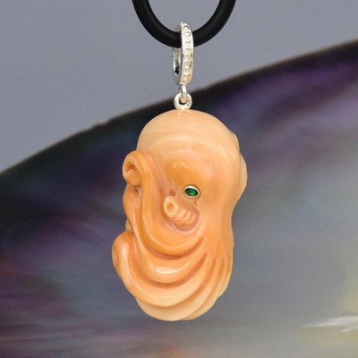 Agustus-Collection Octopus Anhänger Mit Handgeschnitzter Apricot Muschel